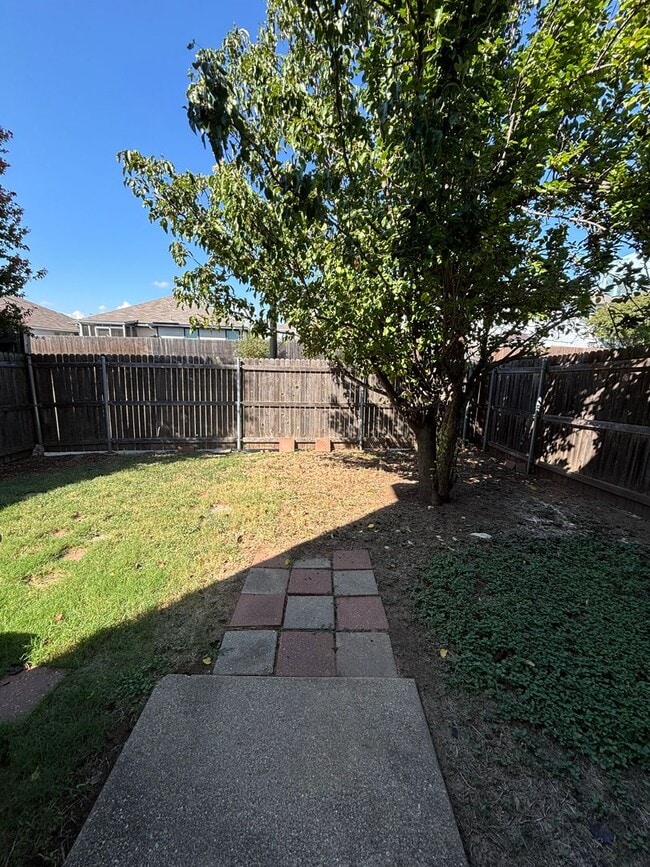 Building Photo - 7562 Kings Tr