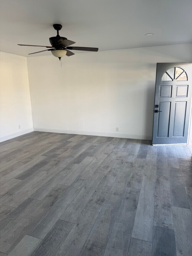 Building Photo - 1302 E Mardina St