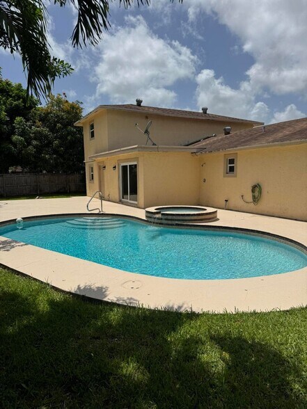 Building Photo - 881 Camellia Dr