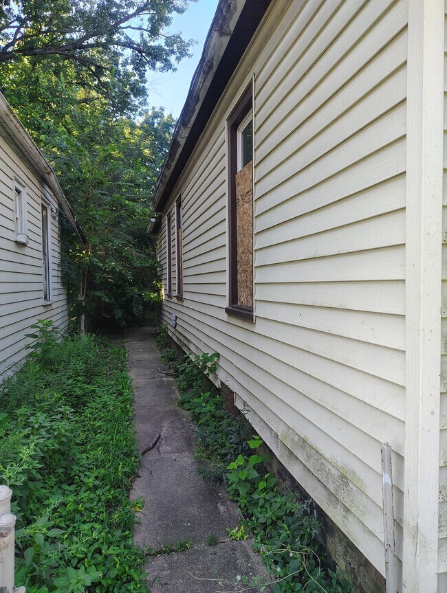 Building Photo - 2210 W Wiswall St