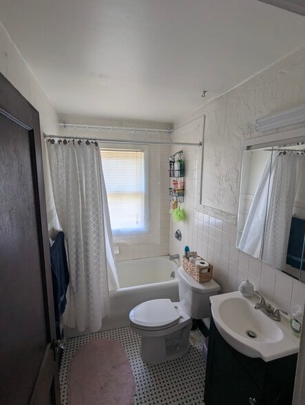 Building Photo - 534 Kenwick Dr