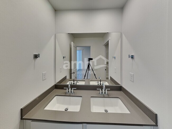 Building Photo - 4816 85th Dr NE