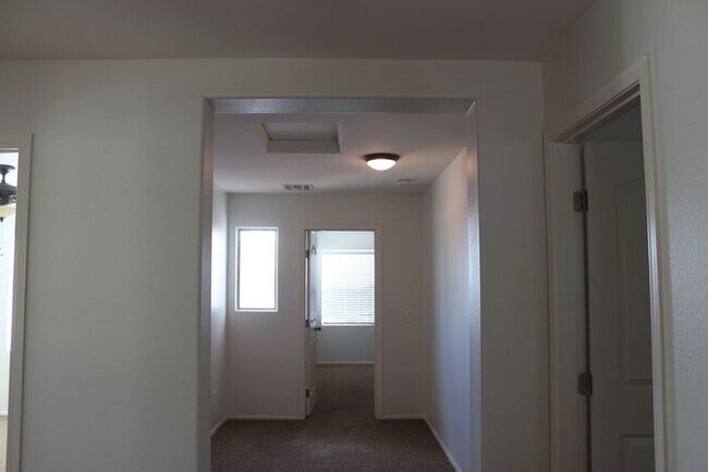 Building Photo - Beautiful 4 Bedroom in Lyons Gate!