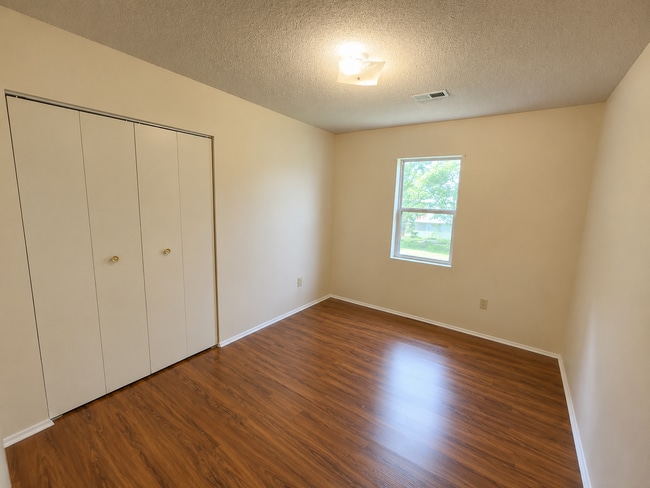 Building Photo - Quaint home located in City Limits