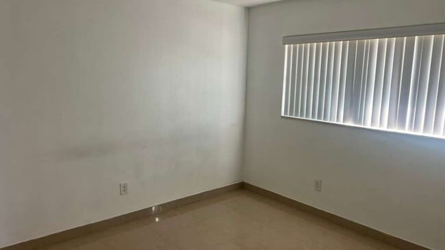 Building Photo - 15205 NE 6th Ave