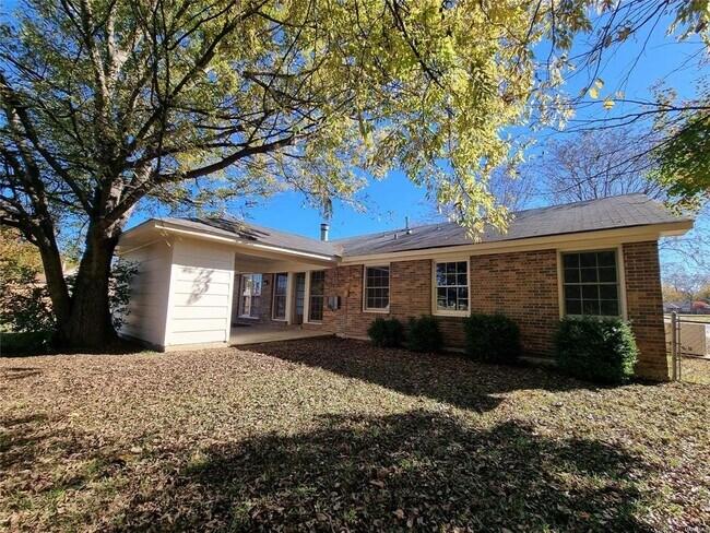 Building Photo - 2044 Edinburgh Dr