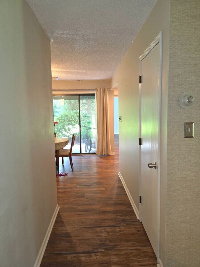 Building Photo - 384 Willowbrook Dr