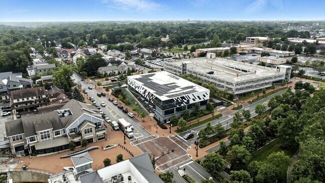 Building Photo - 105 N Riverview St