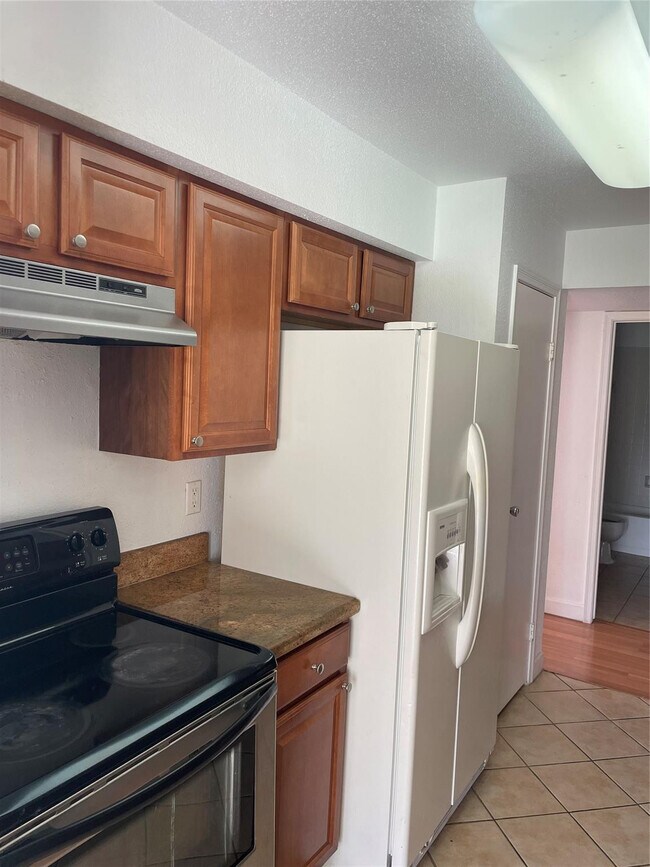 Building Photo - 799 Riverside Dr