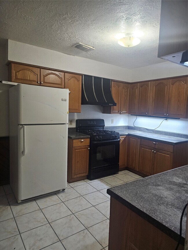 Building Photo - 4011 Alshire Dr