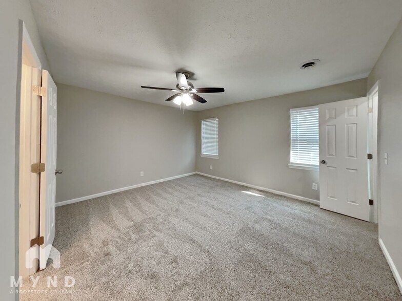 Building Photo - 461 Claircrest Dr