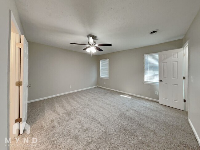 Building Photo - 461 Claircrest Dr