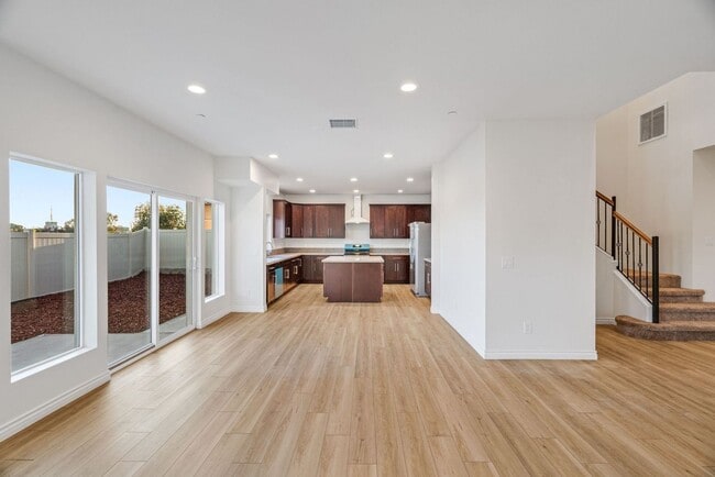 Building Photo - 4 Bedroom house with view