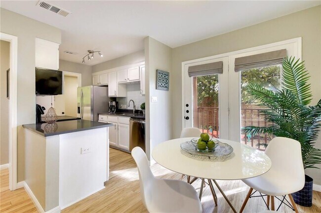 Building Photo - 609 Upson St