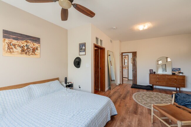 Building Photo - 1902 E Cortez St