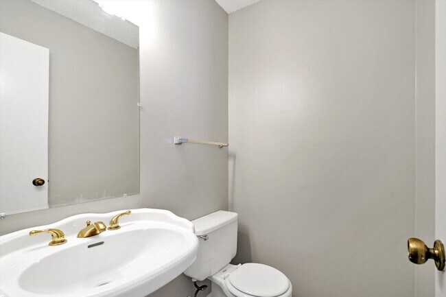 Building Photo - Lovely and Well maintained 2 bedroom & 2.5...