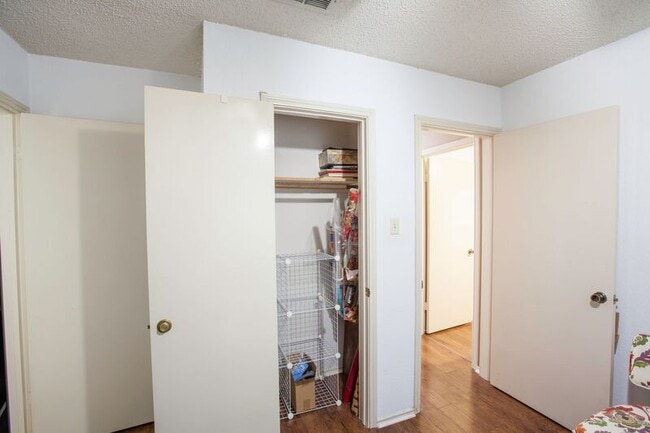 Building Photo - 2902 Post Oak Dr