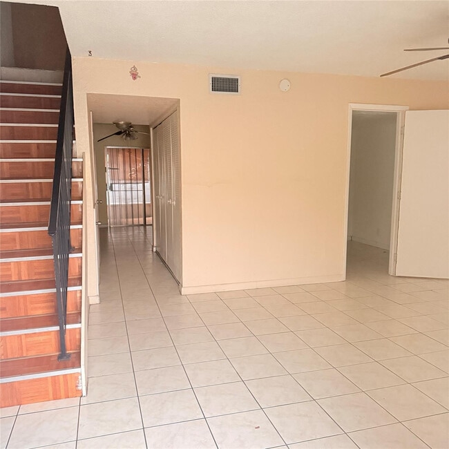 Building Photo - 6518 SW 41st St