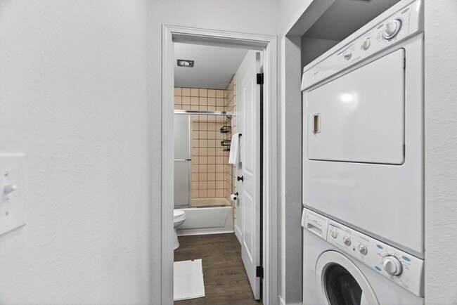 Building Photo - 2 Bedroom Condo for Rent in Redding CA | Pool, Spa, Fireplace, Balcony