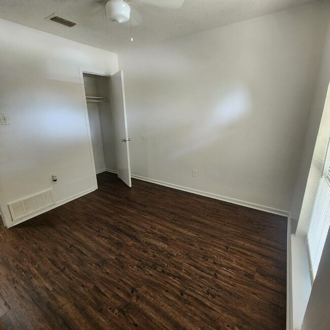 Building Photo - 2417 Lakeshore Dr
