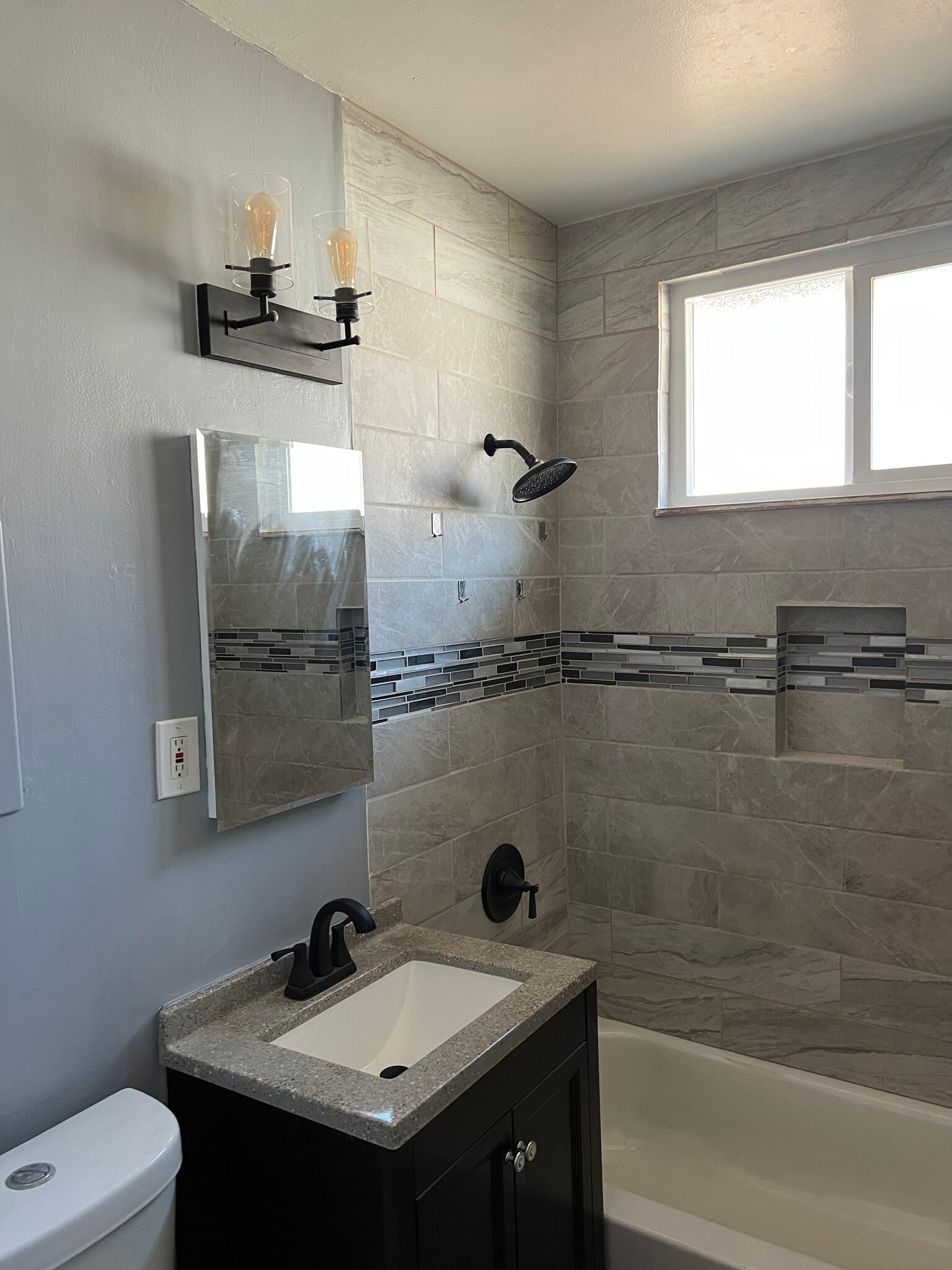 Building Photo - 576 N Wilson Ave