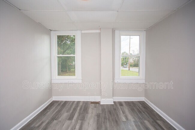 Building Photo - 614 Main St