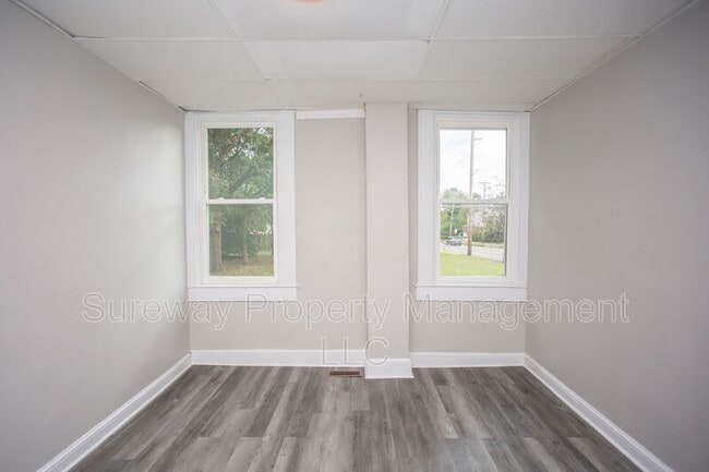 Building Photo - 614 Main St