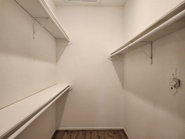 Building Photo - 2255 Braeswood Park Dr