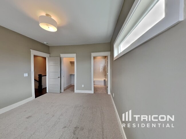 Building Photo - 1200 Hillwood Private Cove