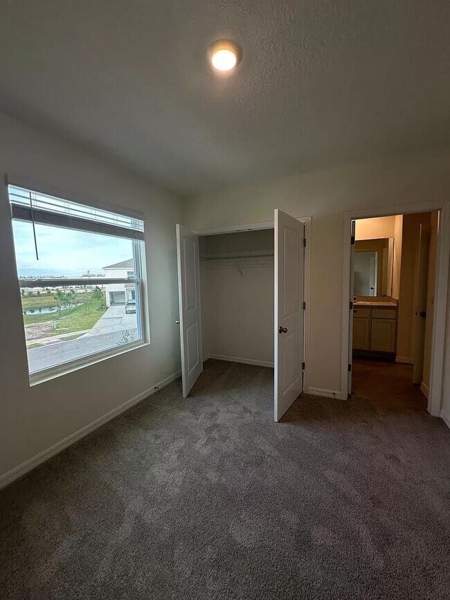 Building Photo - 3 Bedroom 2.5 Bath Townhouse