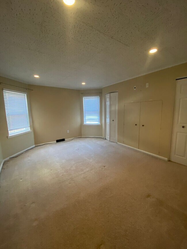 Building Photo - 4 Bedroom/ 2 Bathroom House in Dormont Available 7/1/2026