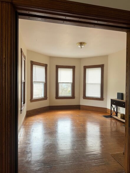 Light Filled Living Rm - 21 Lafayette St