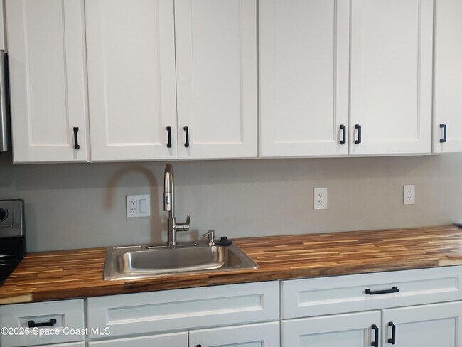 Building Photo - 390 W Cocoa Beach Causeway