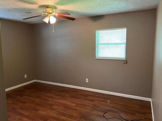 Building Photo - For Rent - 3 Bedroom 1 Bath