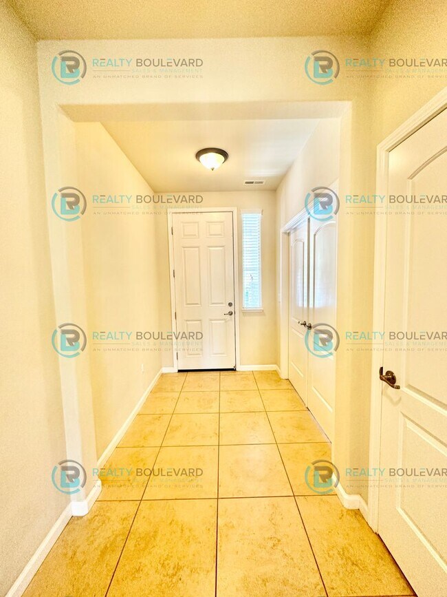 Building Photo - 3 Bedroom 2 Bathroom with Garage covered patio and beautiful yard!