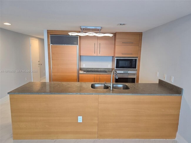 Building Photo - 475 Brickell Ave