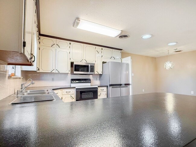 Building Photo - Roomy 5 Bedroom Home with Solar Panels