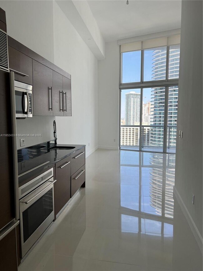 Building Photo - 465 Brickell Ave