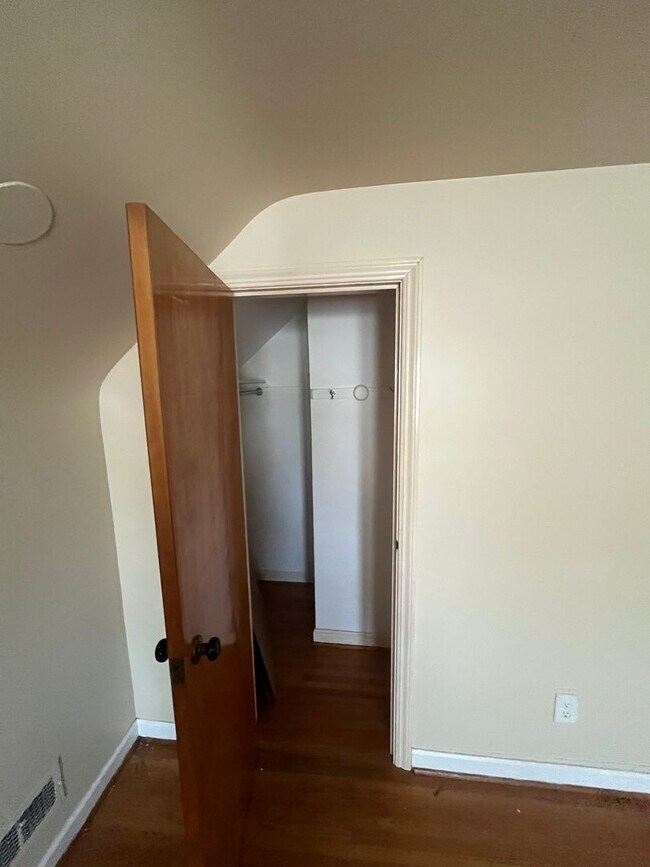 Building Photo - 3 Bedroom Home with In-Law Suite Available Near Rochester General