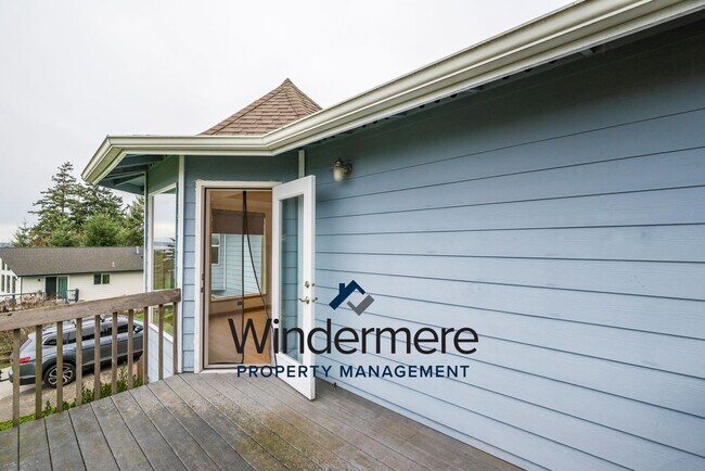 Building Photo - 3 bedroom 2.5 bath Two Story Home with a View! *Short lease only*