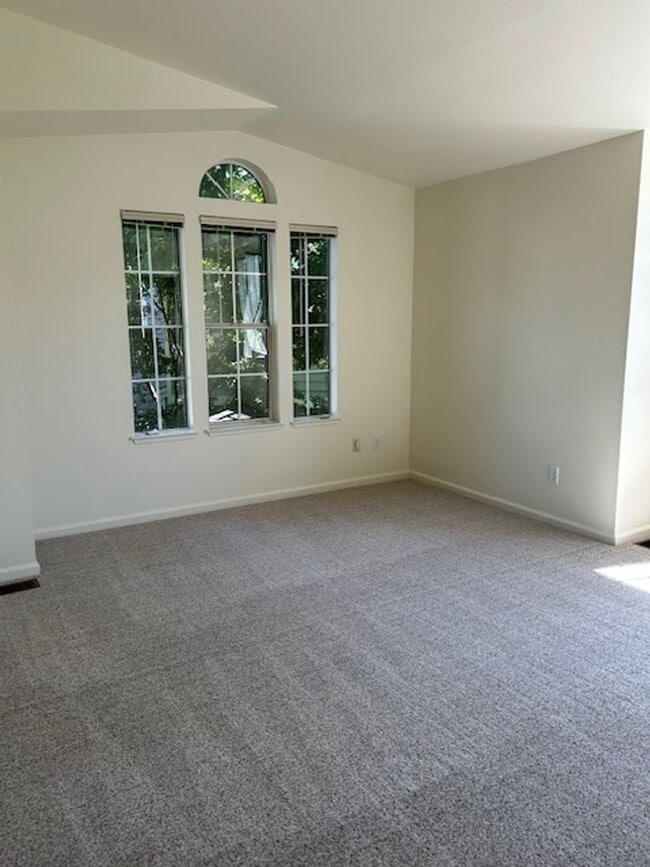 Building Photo - Beautiful 2 Bedroom Townhome Available Now!