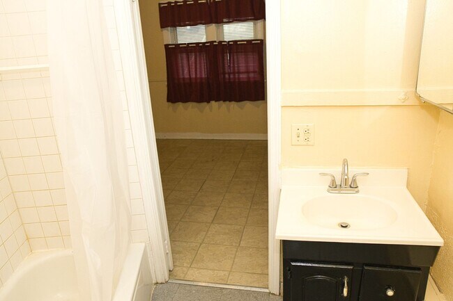 Building Photo - 865-869 Clifford