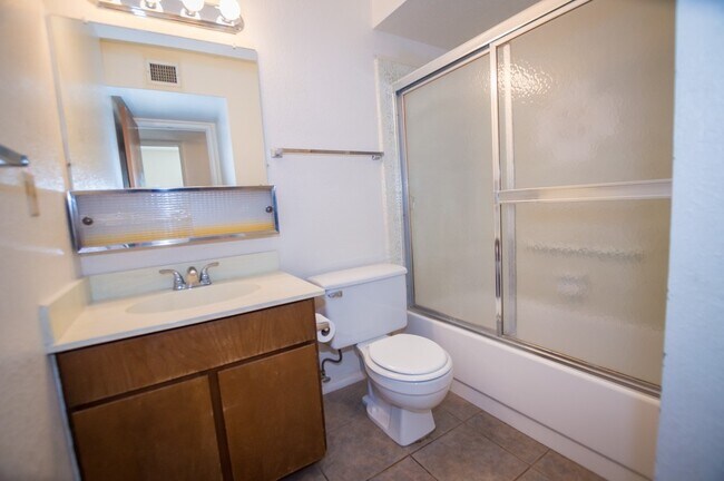 Building Photo - Welcome to this delightful 3-bedroom, 2-ba...