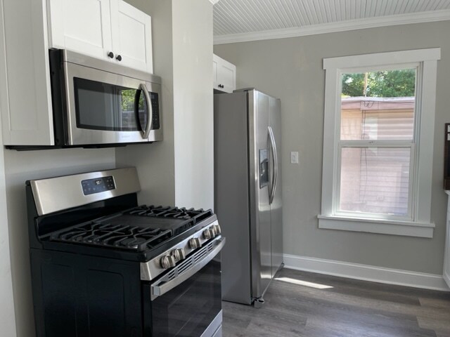 FULL UPODATED KITCHEN WITH GAS COOKER AND FULL FRIDGEFREEZER - 1035 Queen St N