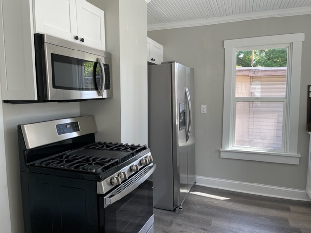FULL UPODATED KITCHEN WITH GAS COOKER AND FULL FRIDGEFREEZER - 1035 Queen St N