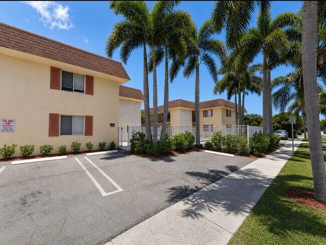 Interior Photo - 515 S Sequoia Dr