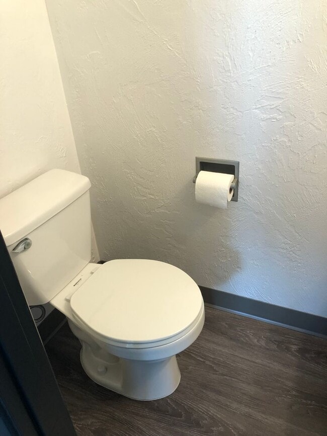 Building Photo - Updated 2 bedroom 1.5 bathroom duplex!