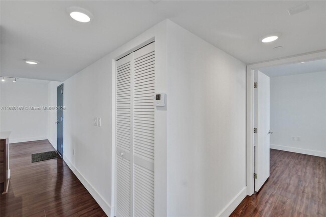 Building Photo - 9261 E Bay Harbor Dr