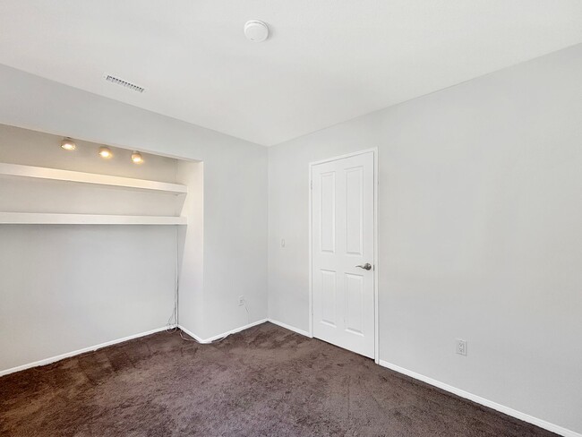 Building Photo - Beautiful 5BD/3BA 2-Story House in Tierras...