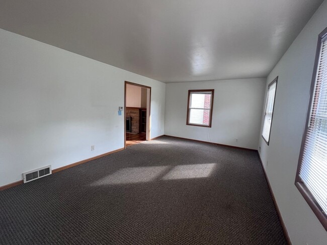 Building Photo - 5 Bedroom home on the NE side of Grand Rapids